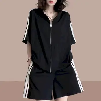 Büyük boy Setleri Kadın Yaz 2023 Trend Çizgili Kapşonlu Fermuar T Shirt Şort Rahat Spor İki Parçalı Set Moda Estetik Takım Elbise